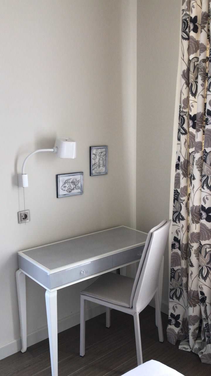 Украшение стен детской комнаты графическими работами в морском стиле