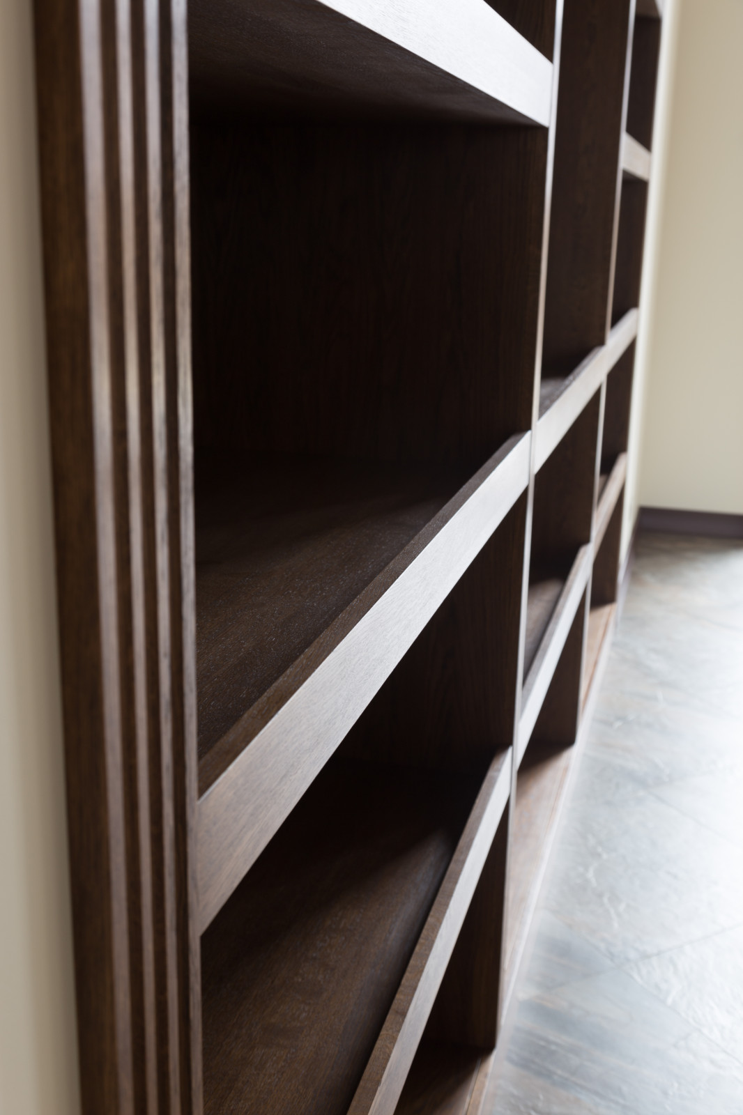 Встроенный открытый шкаф в каминной из дуба в масле