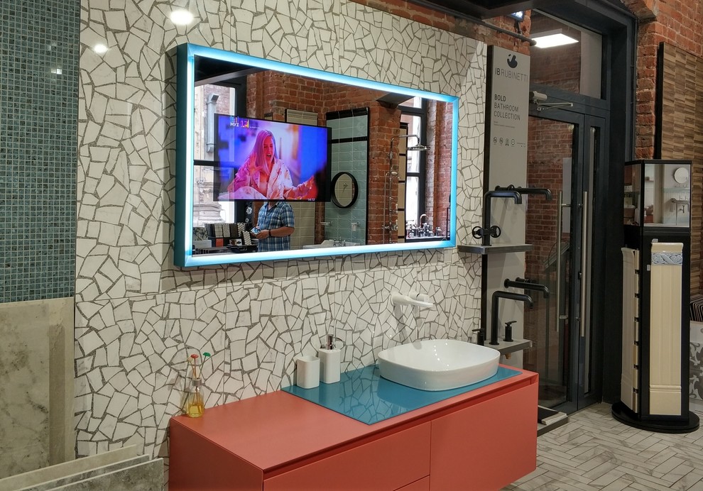 Обложка проекта: Зеркальный телевизор в шоу-руме