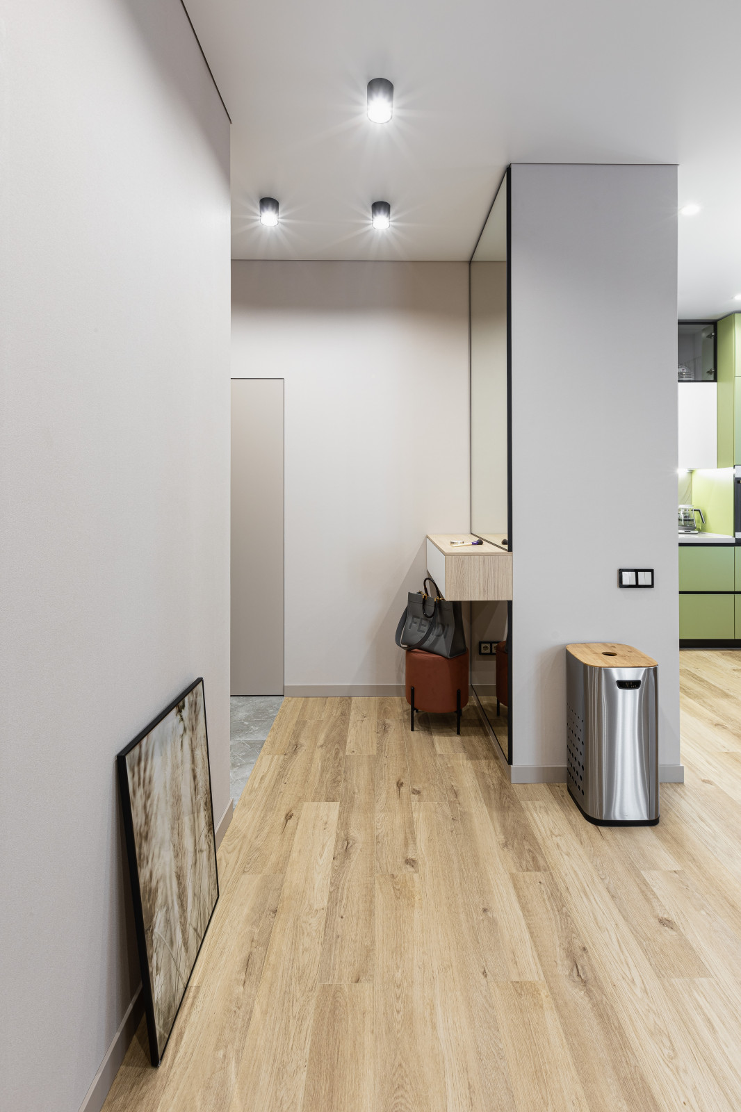 Двухкомнатная квартира в современном стиле с яркими акцентами