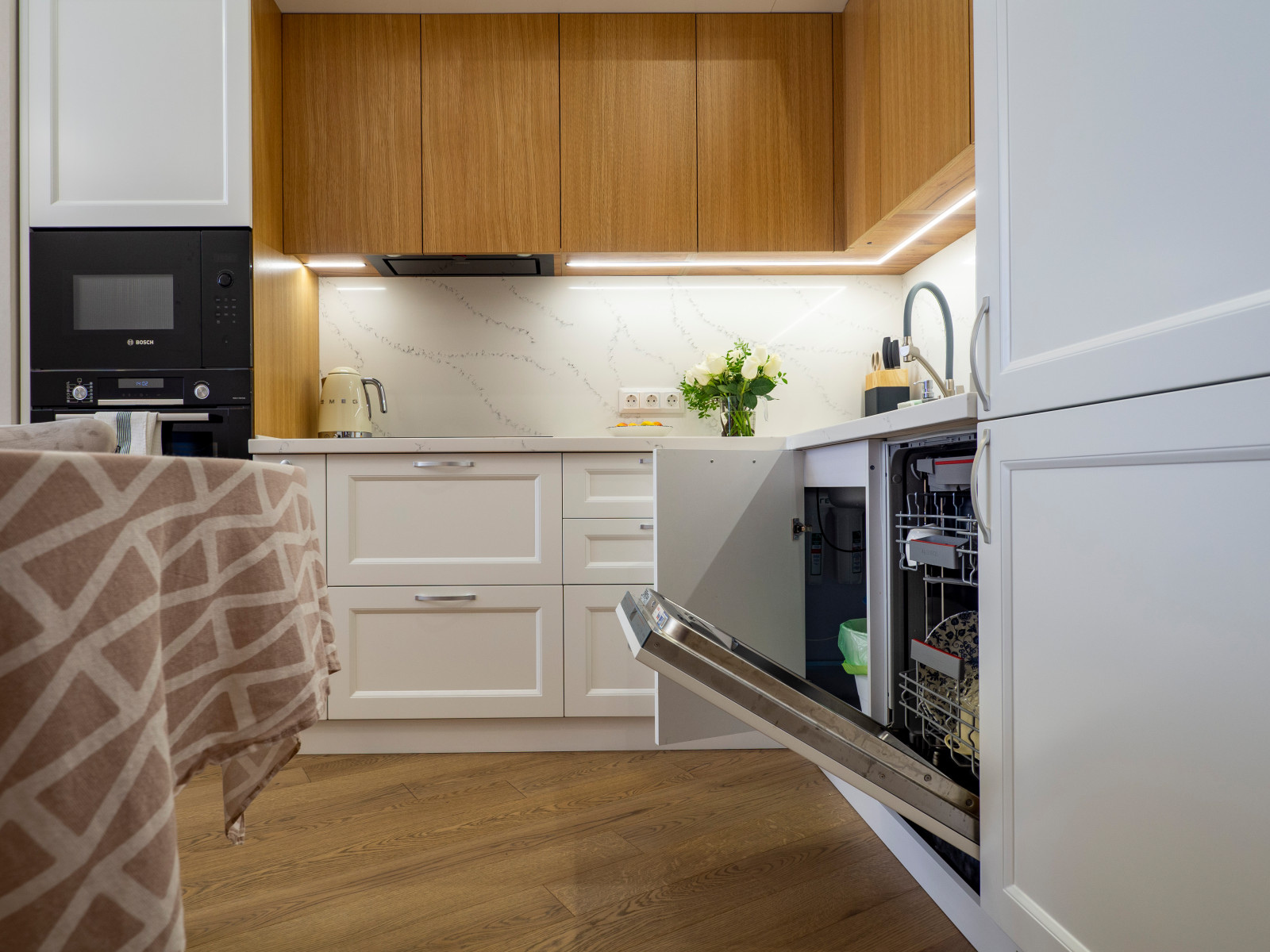 Уютная белая неоклассическая кухня с элементами под дерево