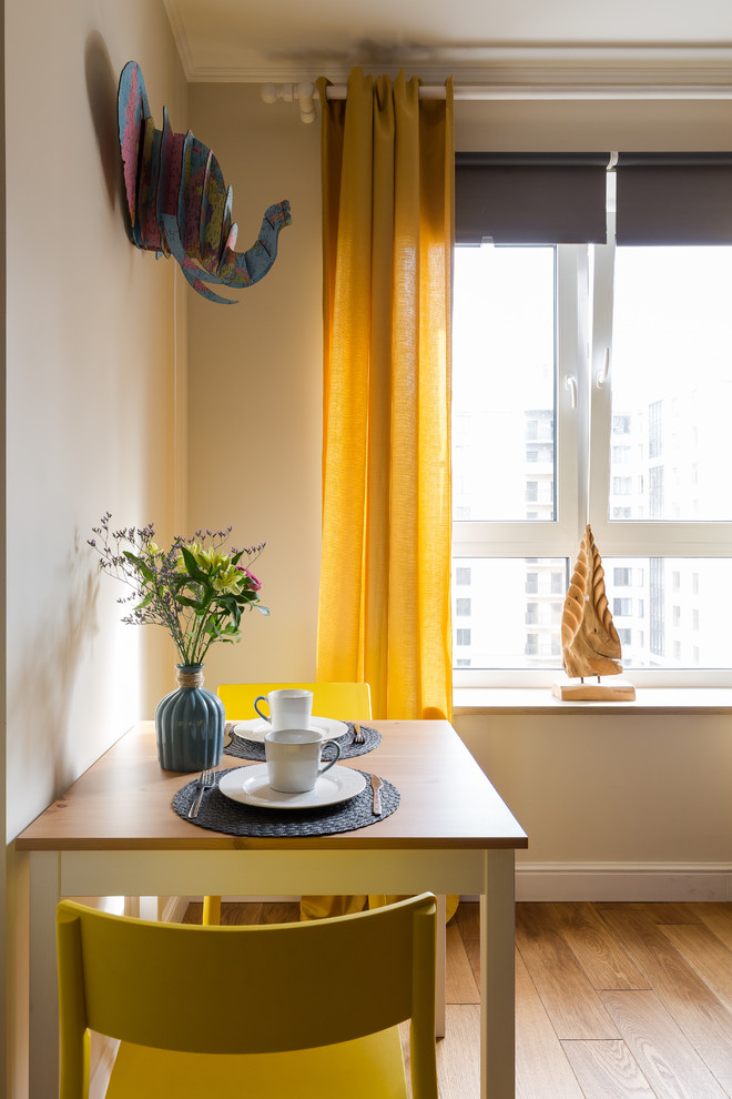 В гостях: 27 кв.м с красным холодильником и бирюзовой дверью