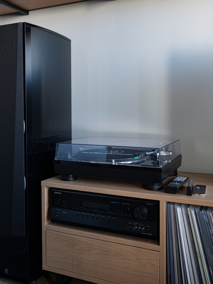 Квартира-студия с черным потолком в стиле лофт