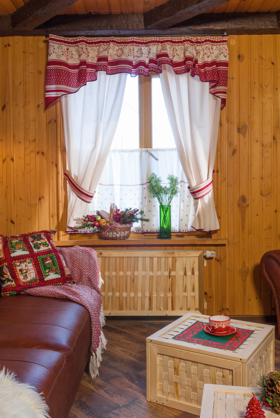 Кухня гостиная в загородном доме в стиле шале.