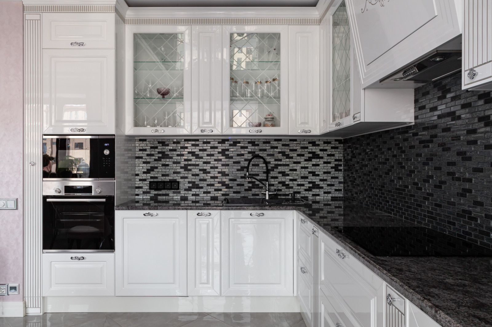 Белоснежная кухня в классике