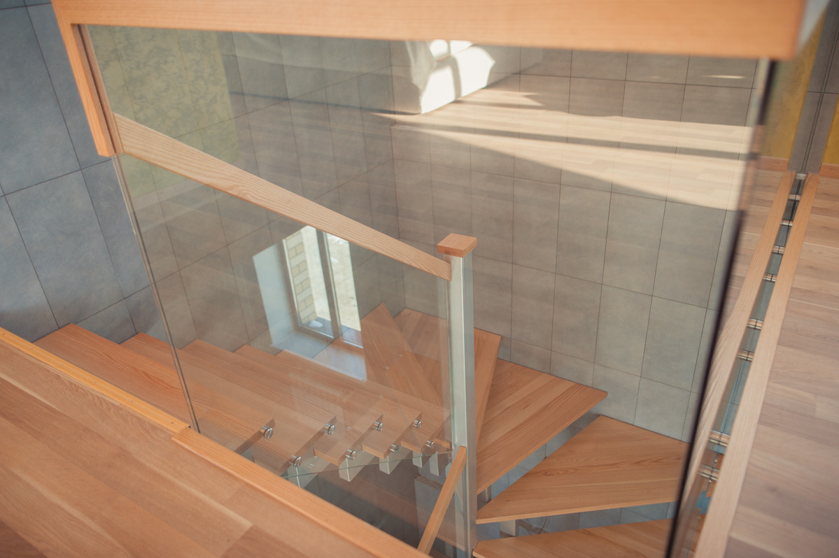 Лестница с деревянными ступенями и прозрачной перегородкой