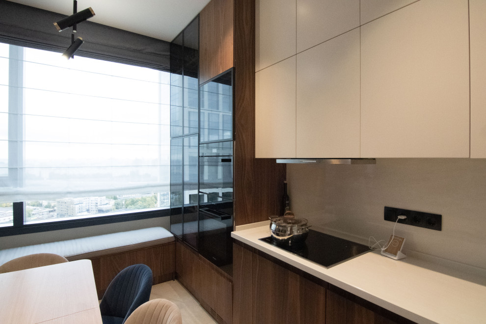 Кухня в стиле минимализм с фасадами под "темное дерево"