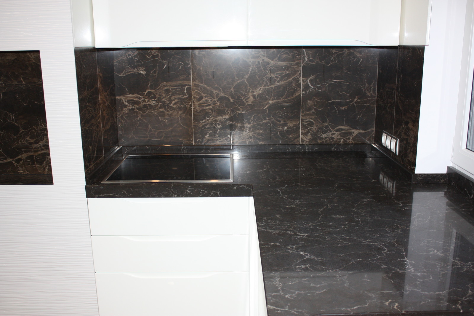 Обложка проекта: Кухонная столешница из кварцевого агломерата Caesarstone cо слитным подоконником