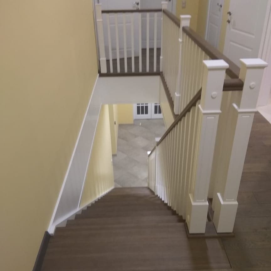 Прямая деревянная лестница с балюстрадой