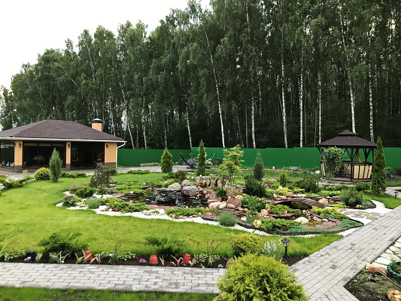 Искусственный пруд с островом и водопадом