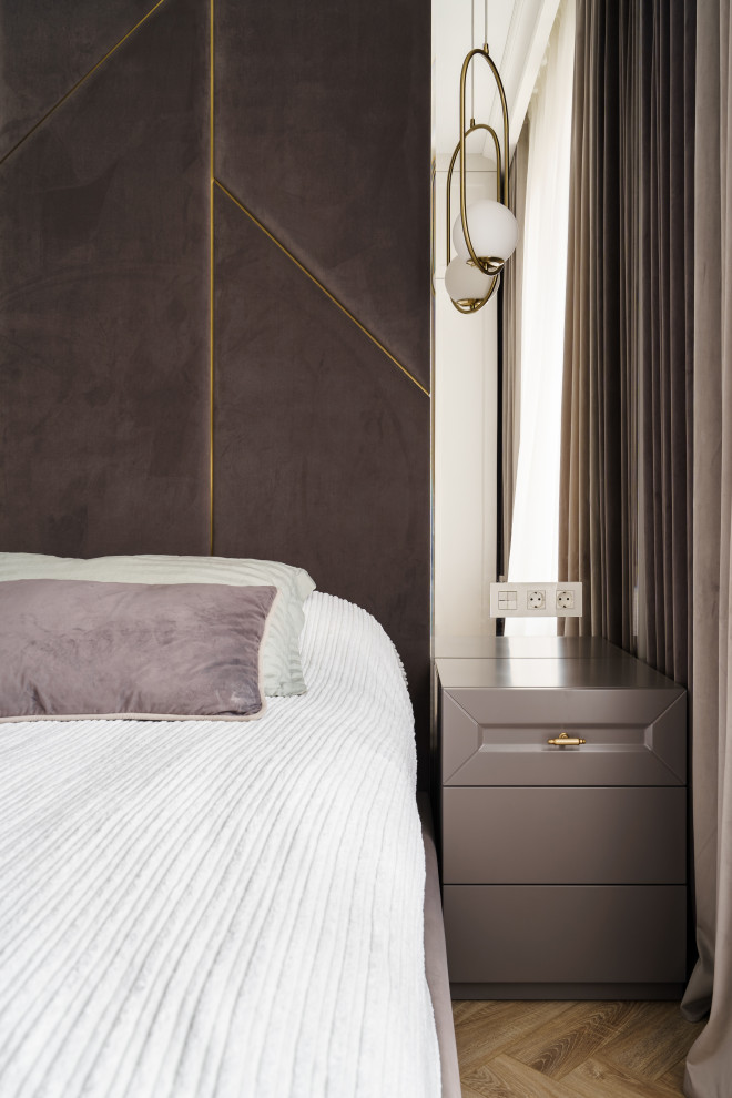 Бело-розовый интерьер с рифлеными фасадами