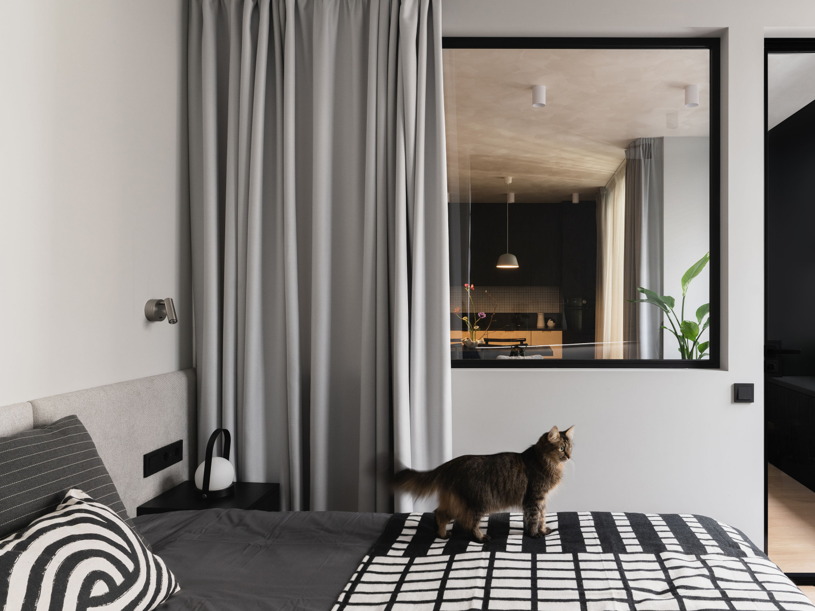 Спальня, вид на кухню-гостиную