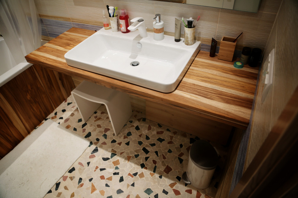 Столешница из дерева, полки и зеркало в небольшую ванную комнату