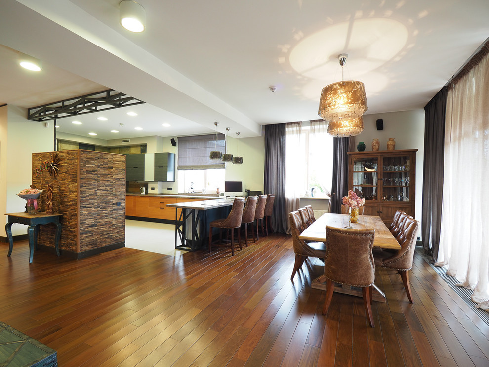 Зону столовой от кухни отделяет барная стойка