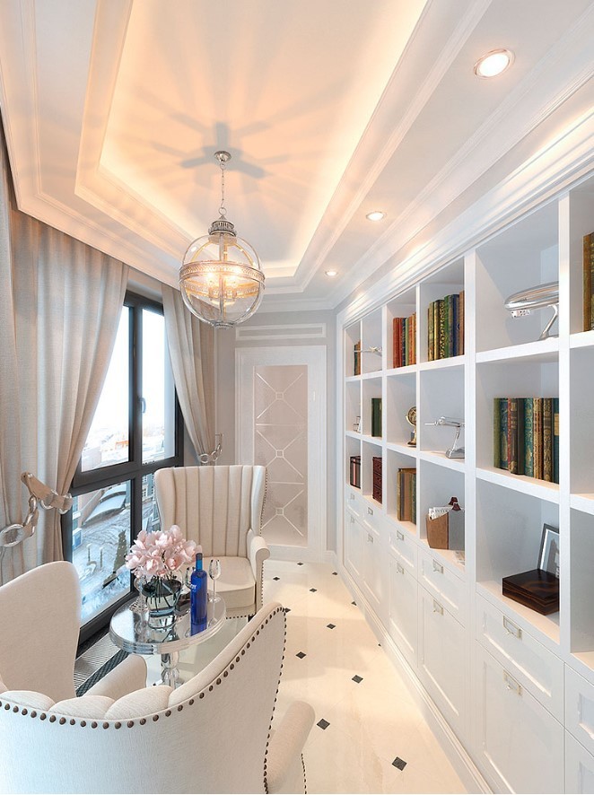 У Ростральных колонн