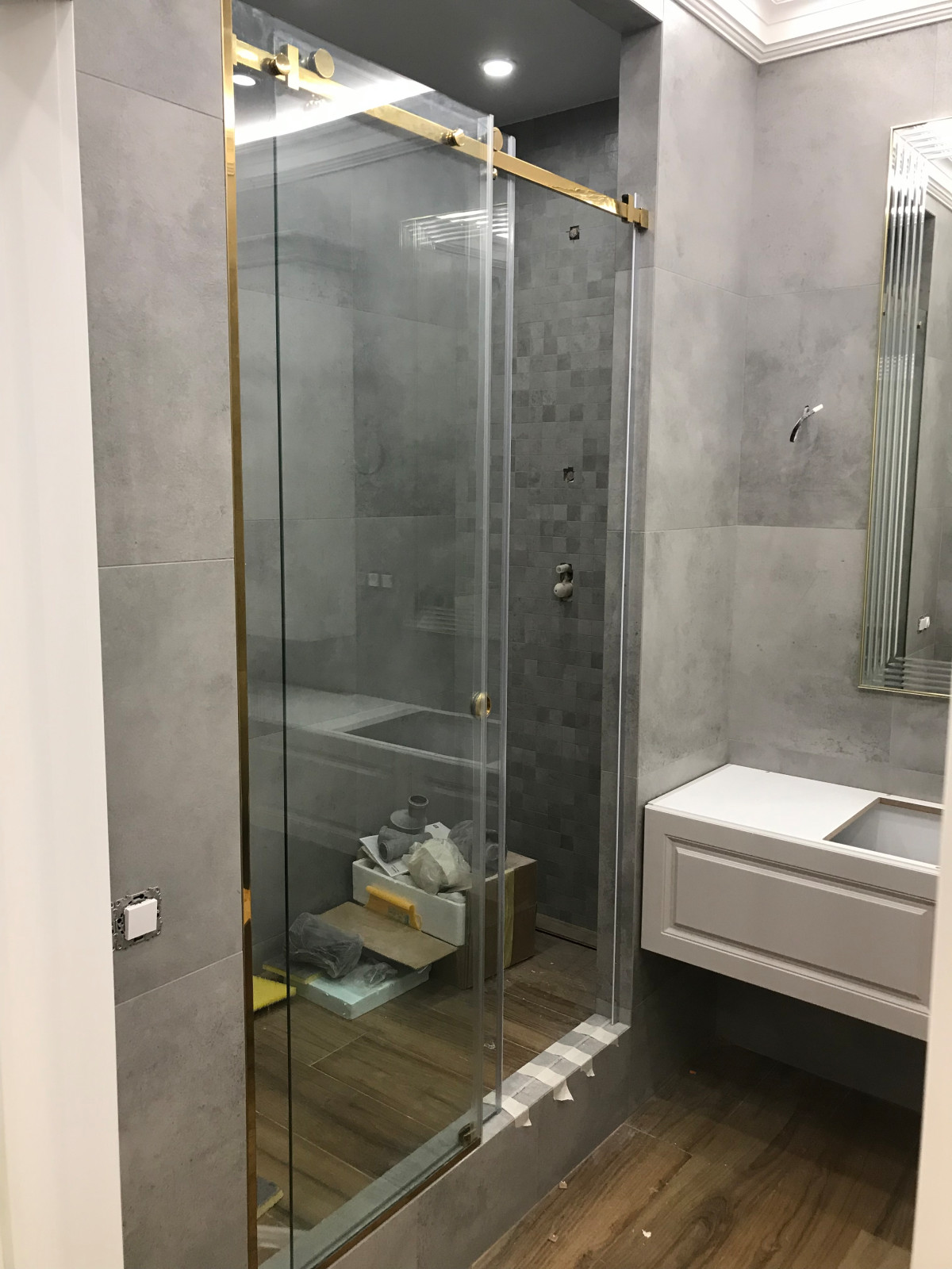 Обложка проекта: Душевые и зеркала в золотой фурнитуре