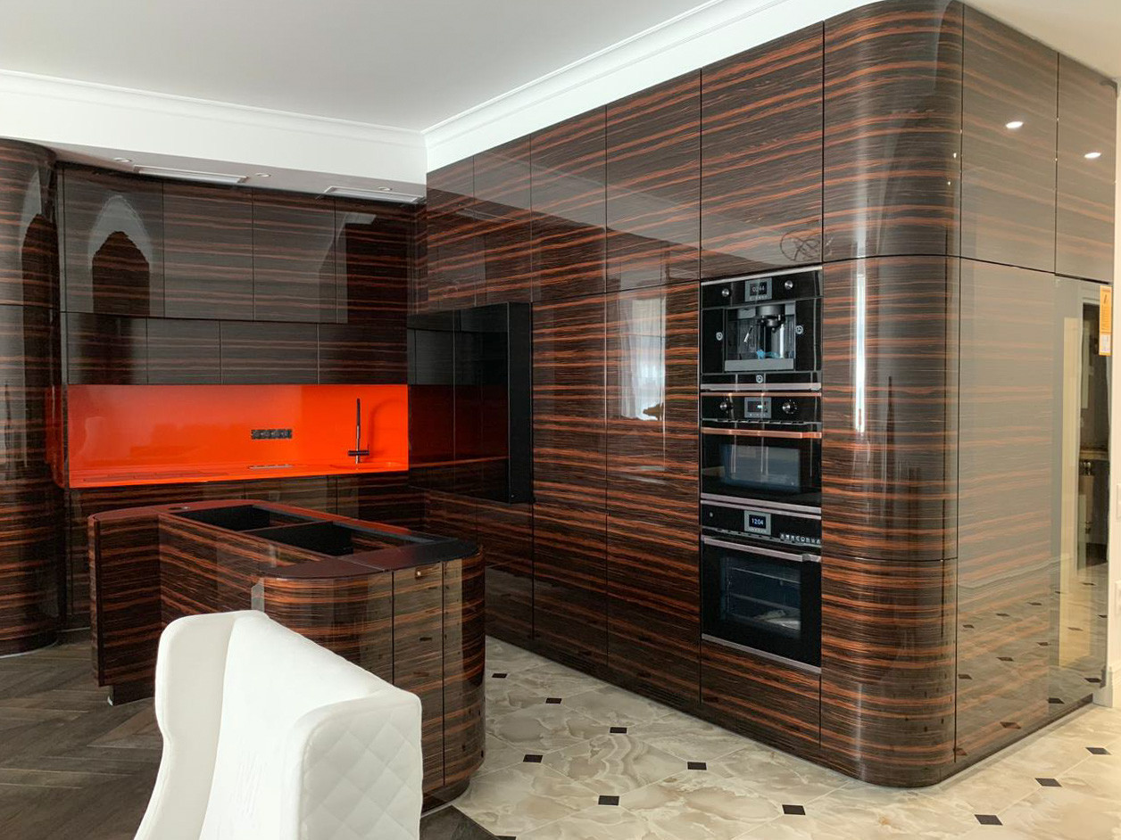 Обложка проекта: Кухня с переходом в ТВ-зону в шпоне