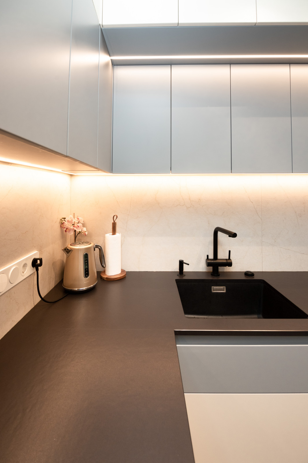 Современная кухня-гостиная с необычной барной стойкой и ТВ-зоной