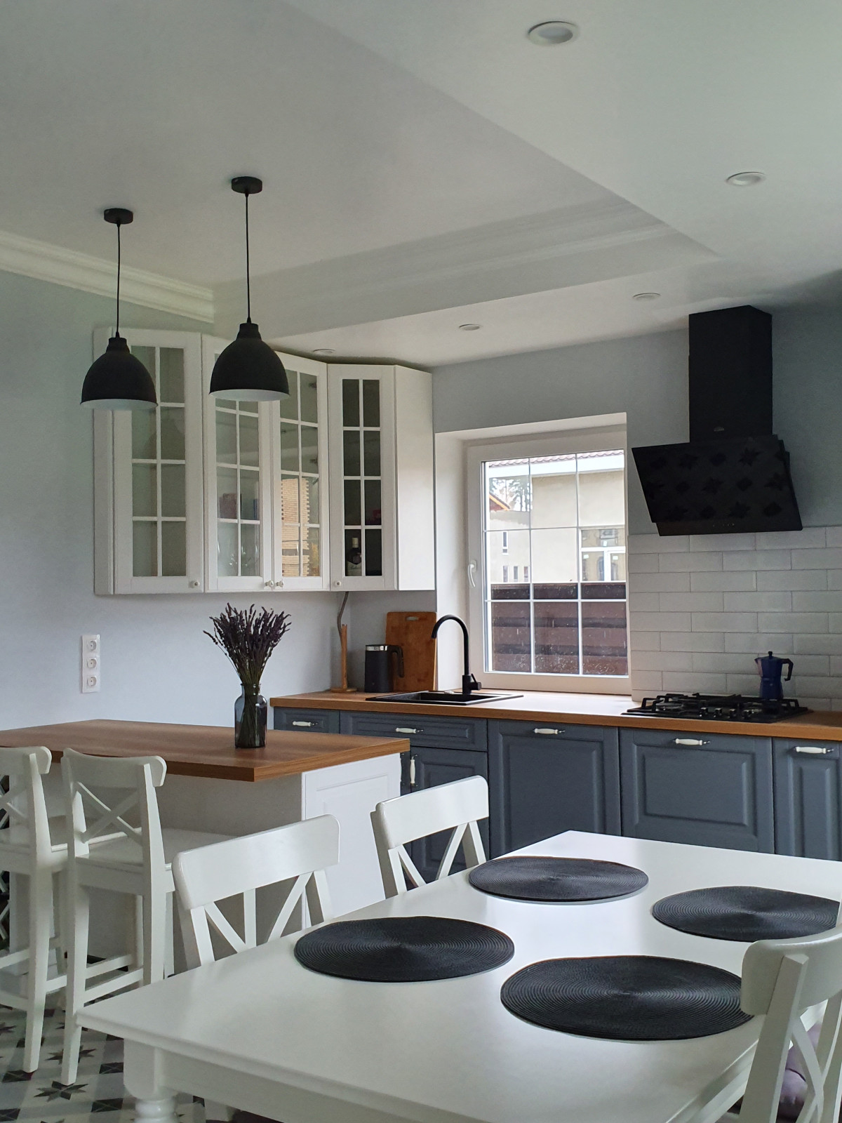 Обложка проекта: Кухня в неоклассическом стиле с полуостровом