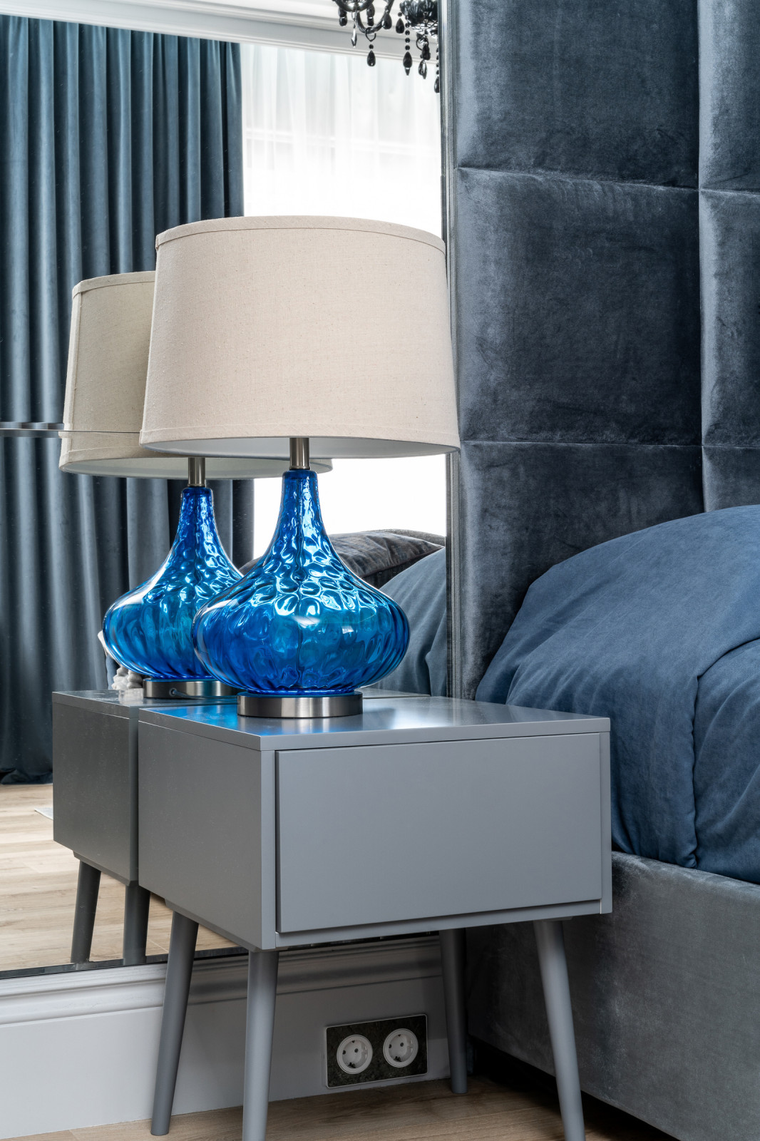 Тумба прикроватная и лампа