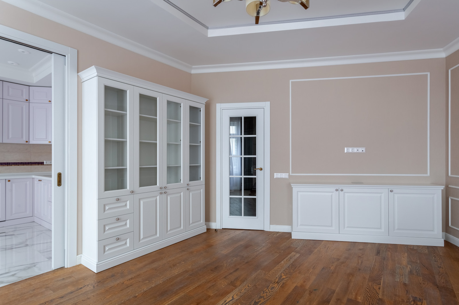 Шкаф с стеклянными фасадами и тумба под ТВ