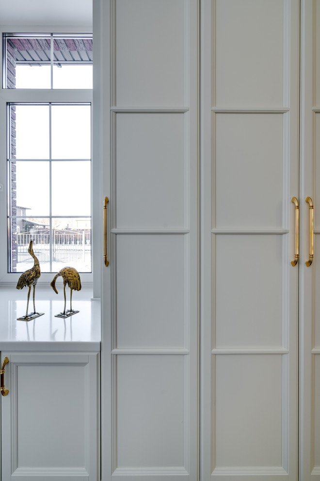 Просторная гостинная с функциональной мебелью