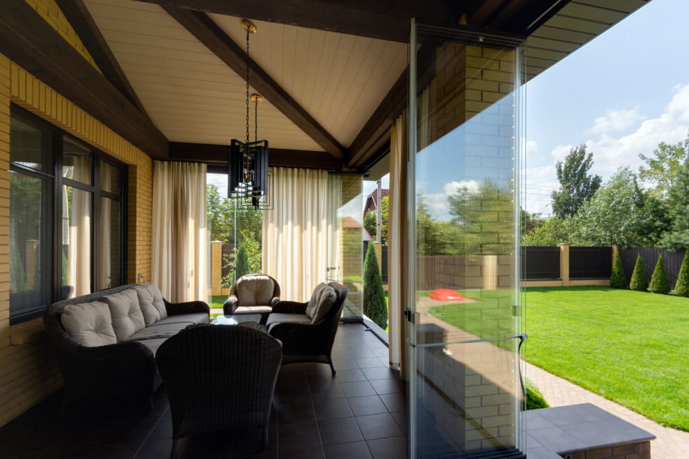 Классическая терраса с безрамным остеклением