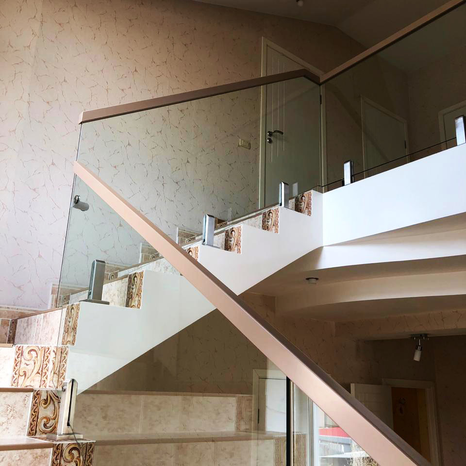 Стеклянные перила на стойках