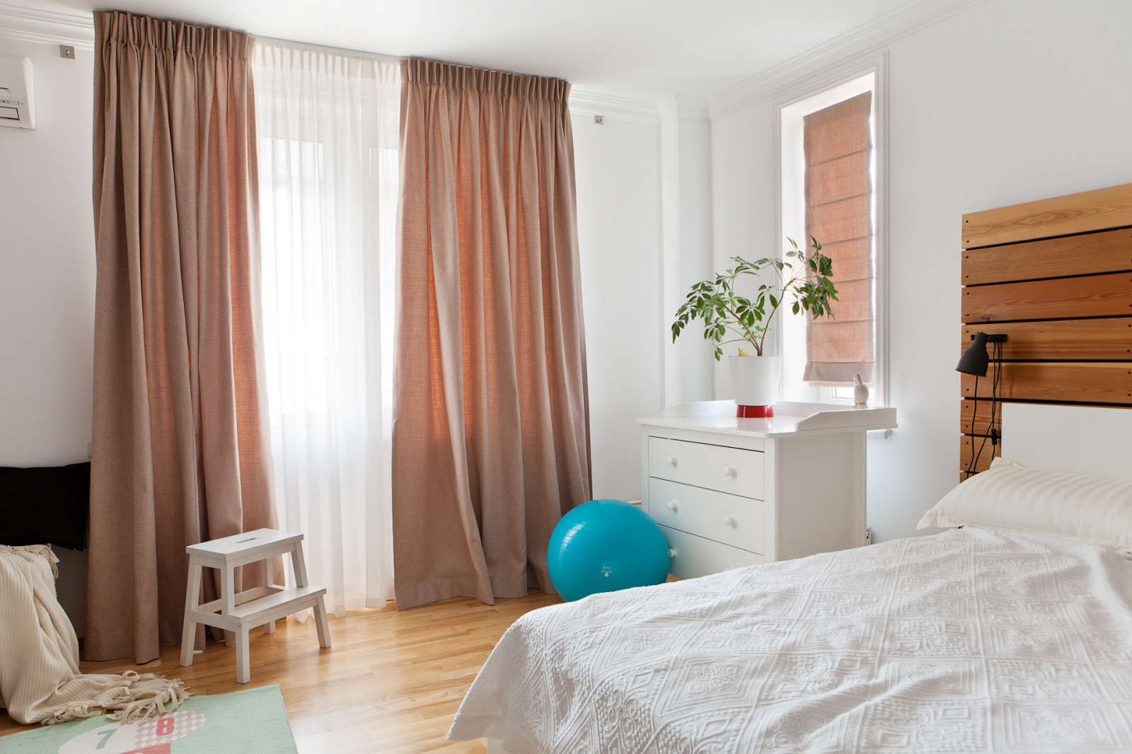 Обложка проекта: Шторы из рогожки для белой спальни