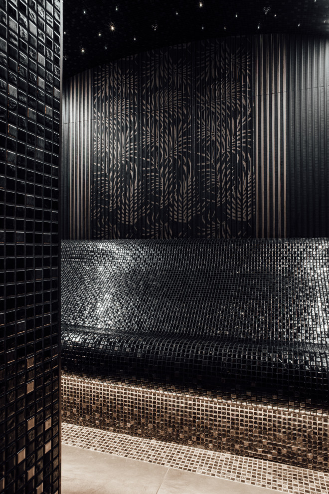 Панно из плитки с цветочным декором.