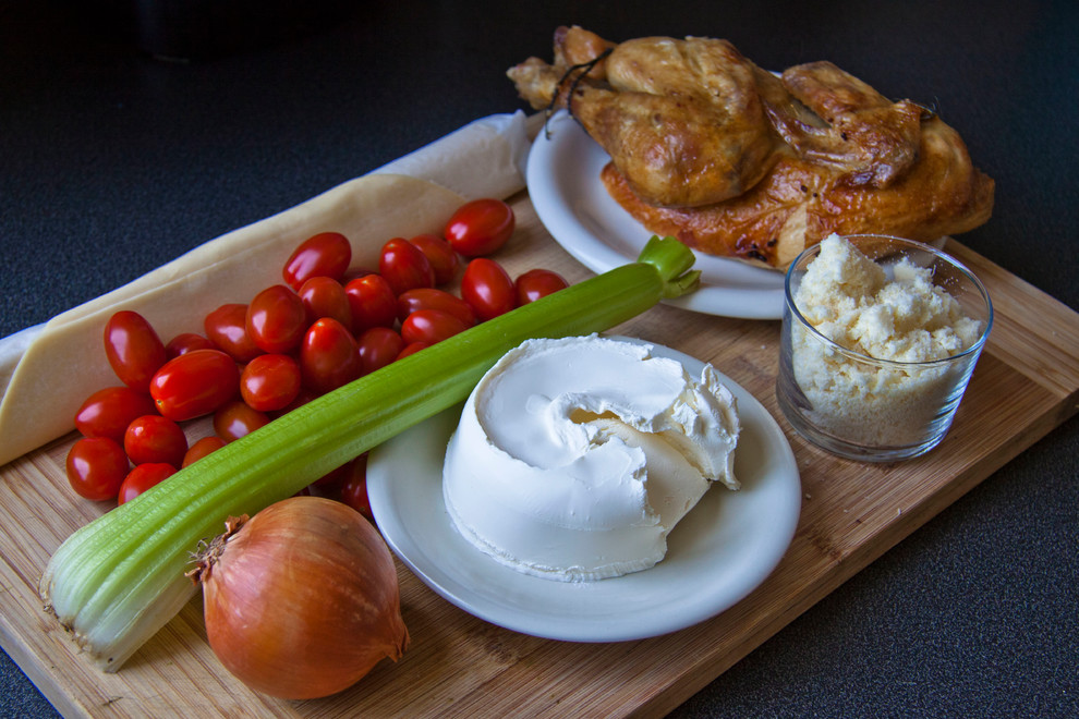 DIY: Пирог-солнце из слоеного теста, сыра и овощей