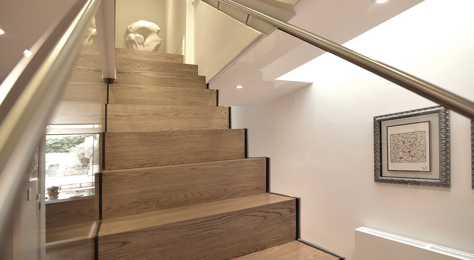 Лестница +  цельностеклянные ограждения с деревянным поручнем