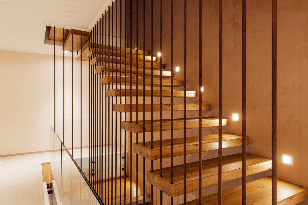 Консольная лестница с элементами ржавчины