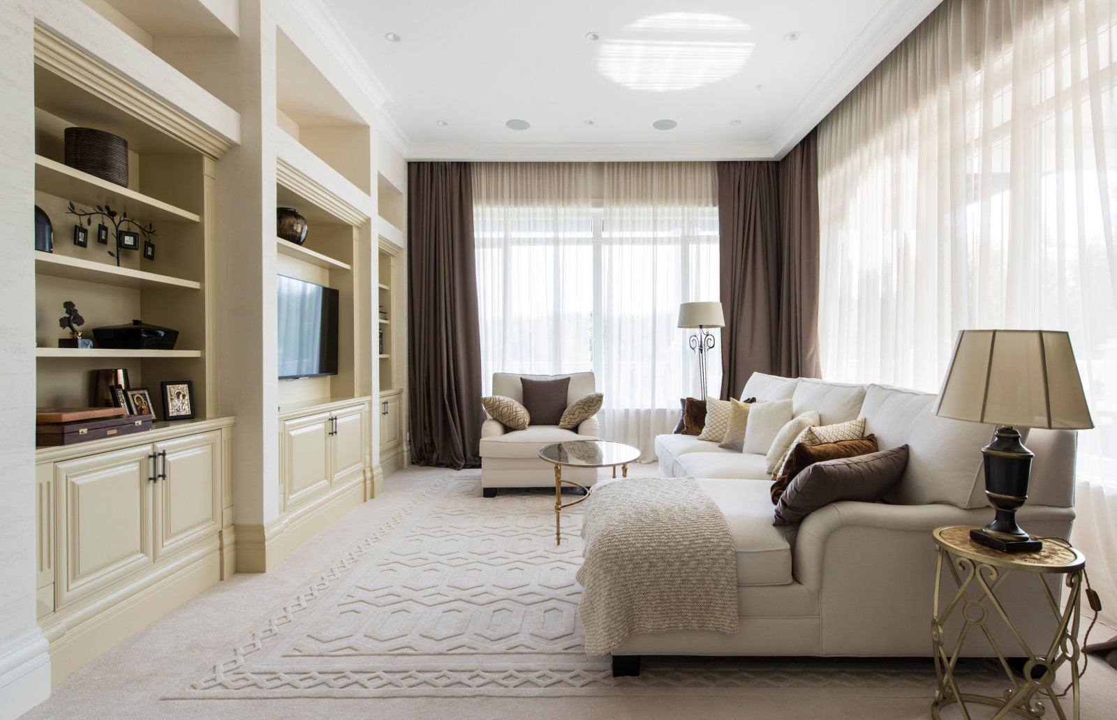 Загородная резиденция на берегу озера