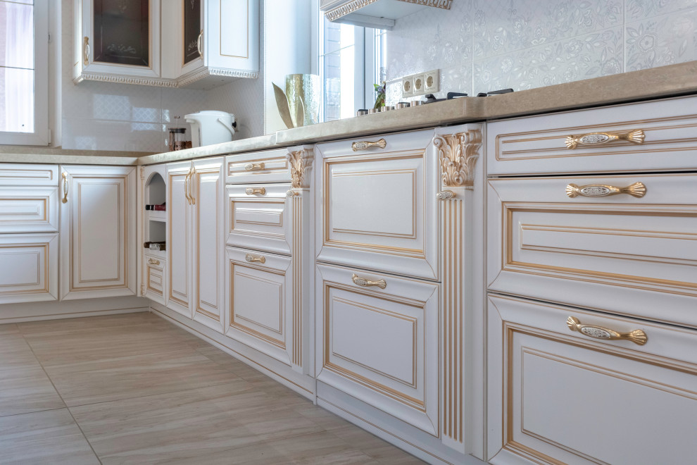 Просторная кухня в классическом стиле