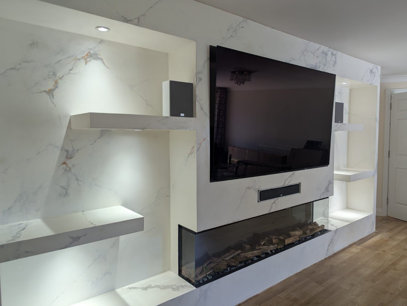 Акцентная стена с эффектом белого мрамора: эстетика Nuova Venezia от Italica