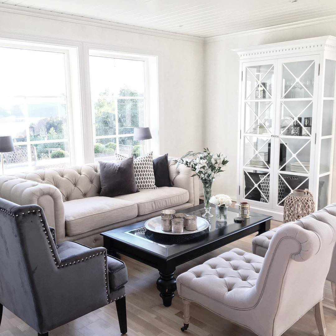 Вопрос: Как расставить диван и кресла