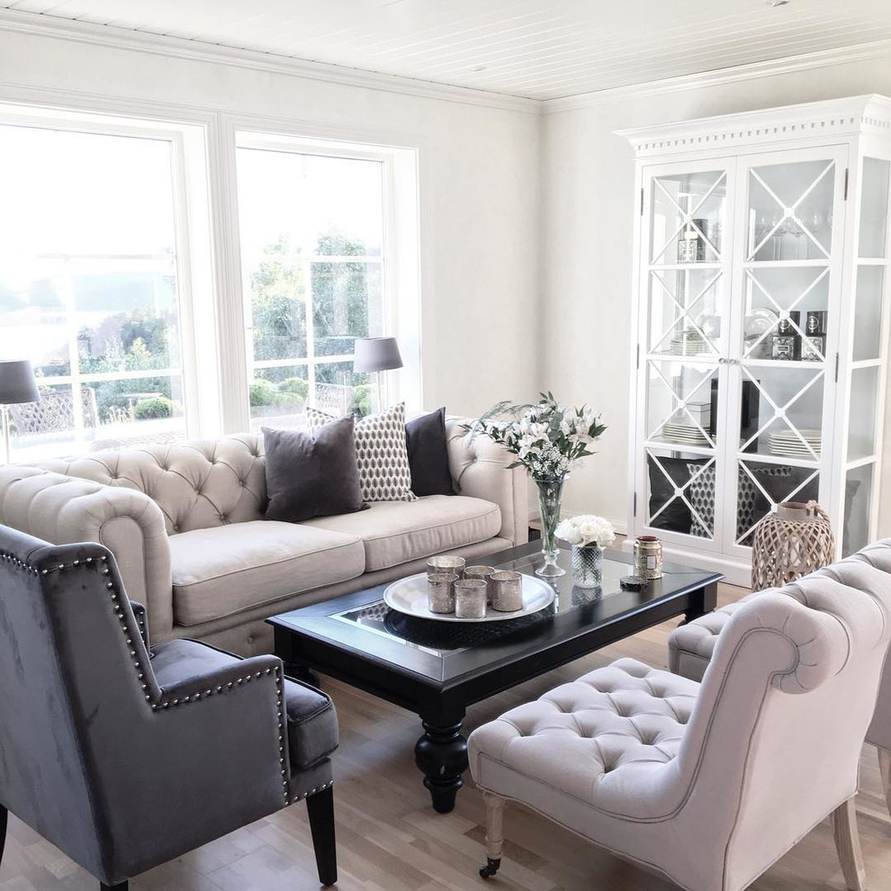 Вопрос: Как расставить диван и кресла