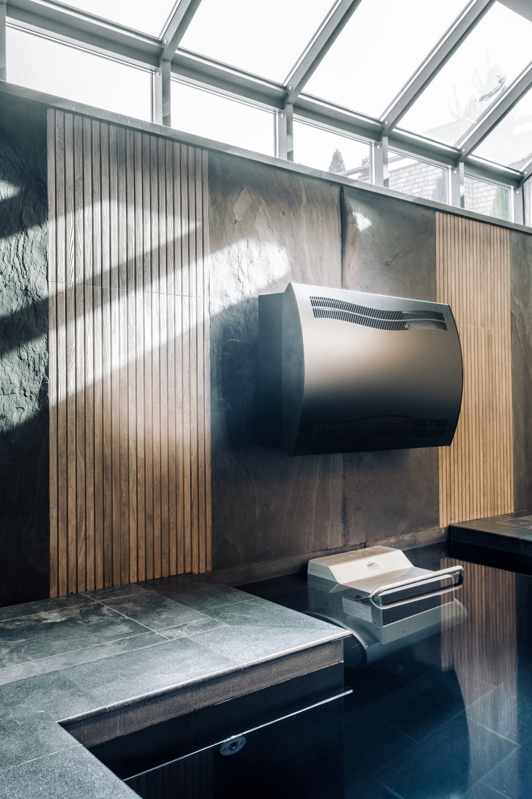 Сауна с бассейном в цоколе частного дома.