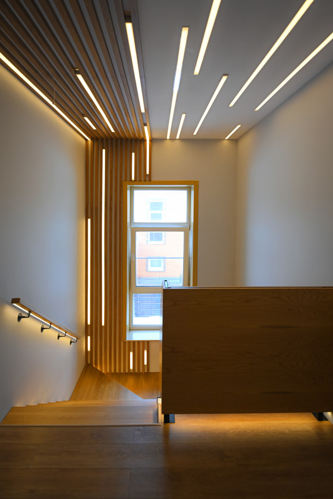 Коттедж в Чукреевке с природными фресками и рейками с подсветкой