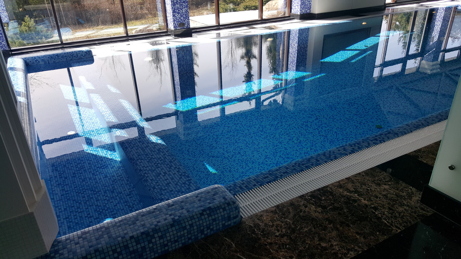 Бассейн в загородном доме