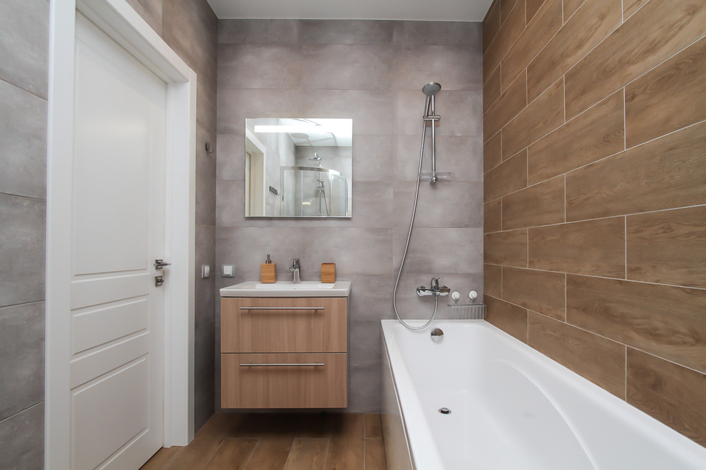 Квартира в современном стиле с яркими цветовыми акцентами.