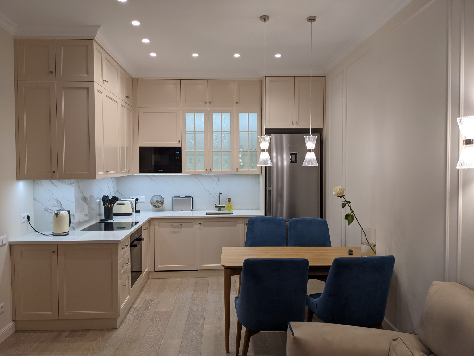 Маленькая белая кухня в неоклассическом стиле