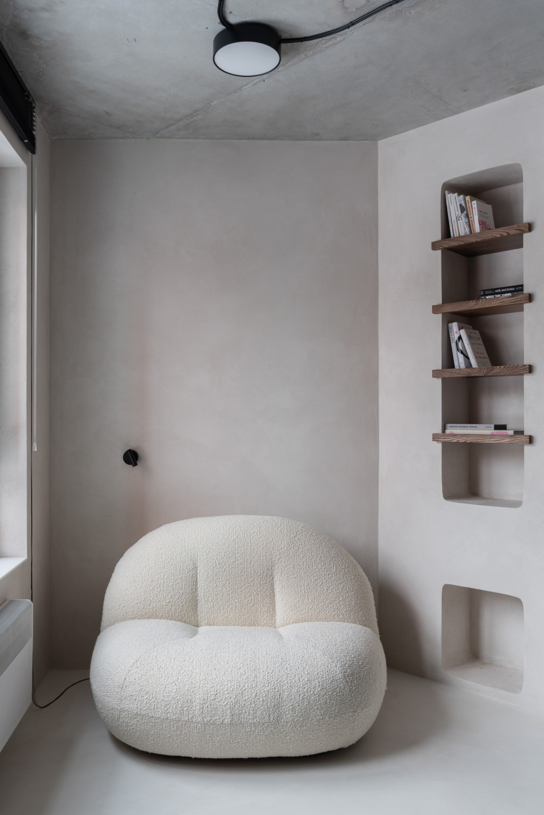 Houzz тур: Квартира для пары — с бетоном и остеклённой ванной