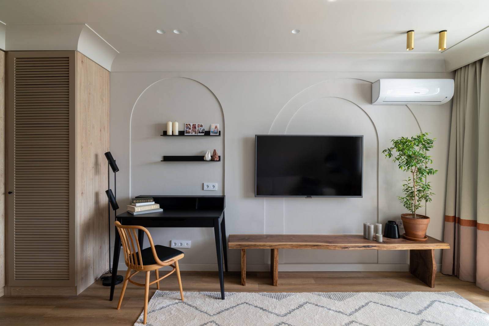 Солнце, арки и осиное гнездо в гостиной