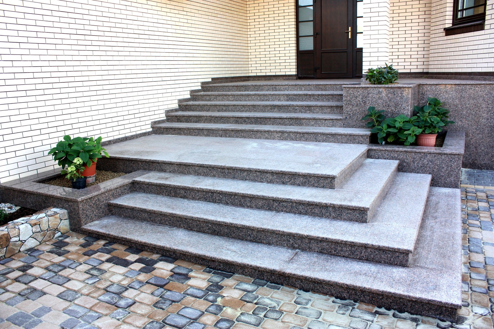 Парадная входная группа из гранита Цветок Украины