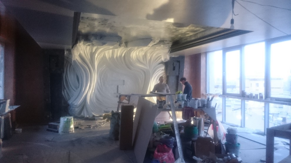 Гостиная с камином и скульптурной композицией