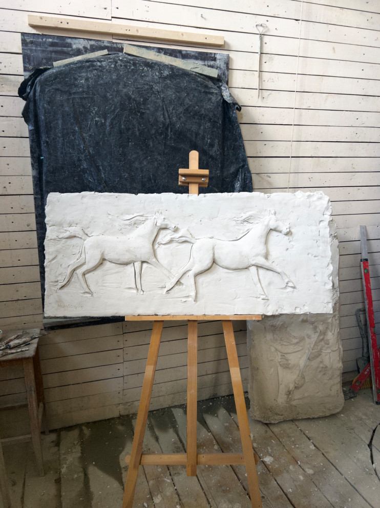 Обложка проекта: Рельеф с лошадьми для ТВ передачу Квартирный вопрос. 2024. Гипс.