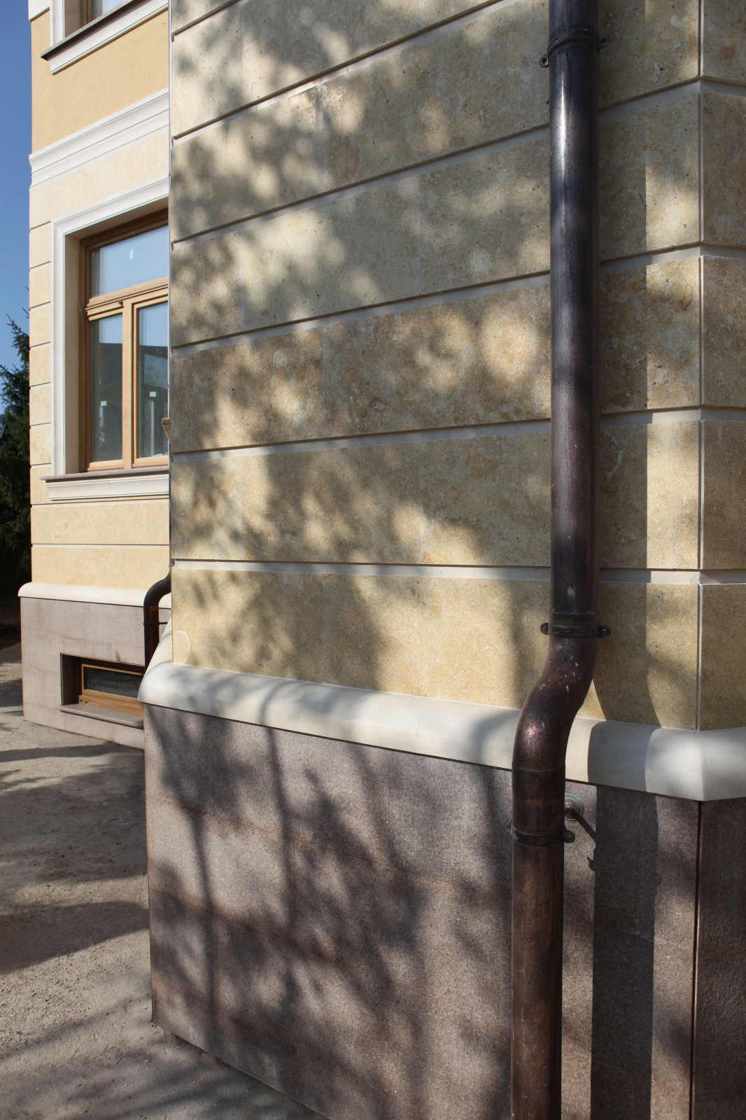 Облицовка природным камнем фасада №15