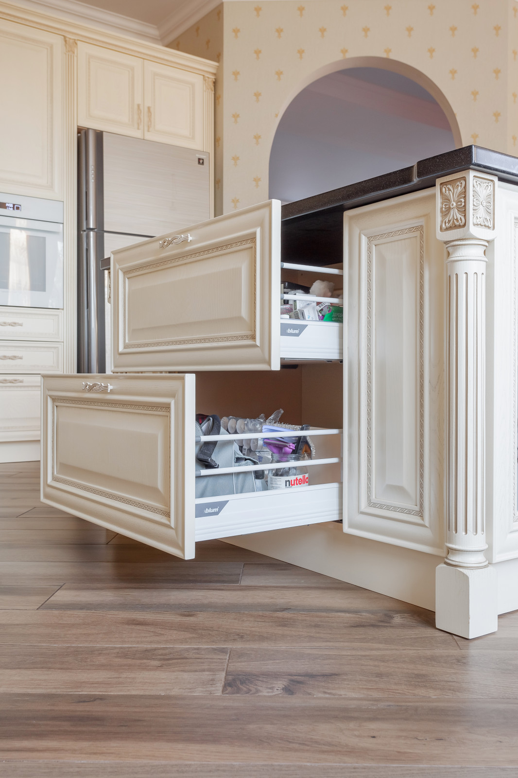 Кухня с порталом в частный дом г. Краснодар и массива ясеня